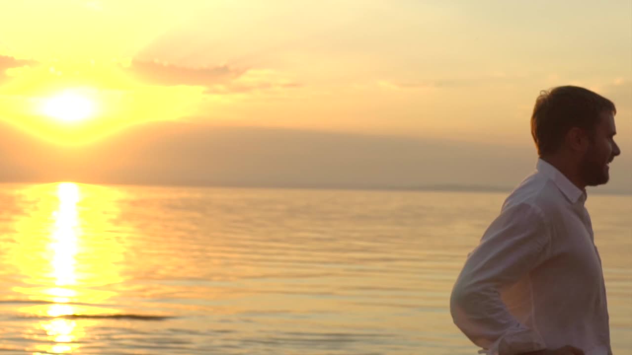 해가 지는 해변 산책을 즐기는 부부