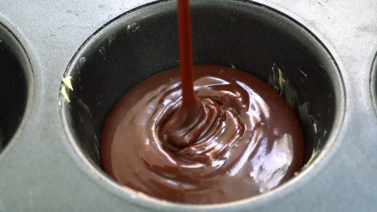 alguien pone masa de chocolate en el molde