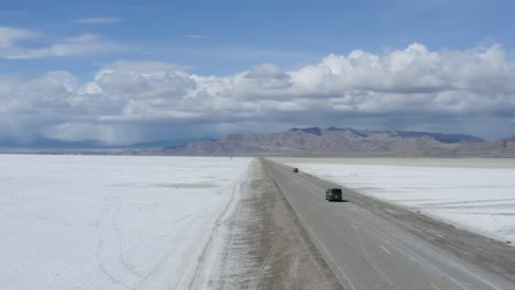 Autos-Auf-Wüstenstraße-In-Den-Berühmten-Salinen-Von-Bonneville,-Utah---Antenne