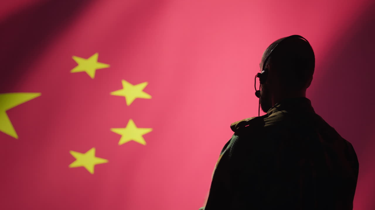 despachador militar que trabaja para el ejército chino transmitiendo información para las tropas usando auriculares