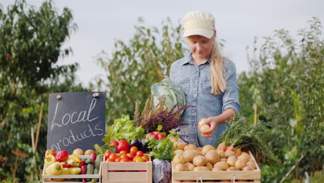 la granjera vende verduras en una feria agrícola y pone verduras en el mostrador