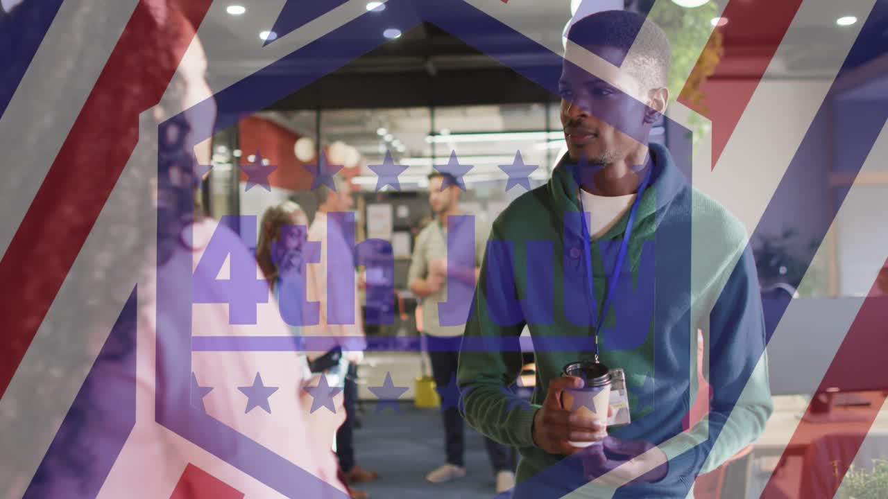 Animatie van 4 juli tekst over diverse zakenmensen op kantoor