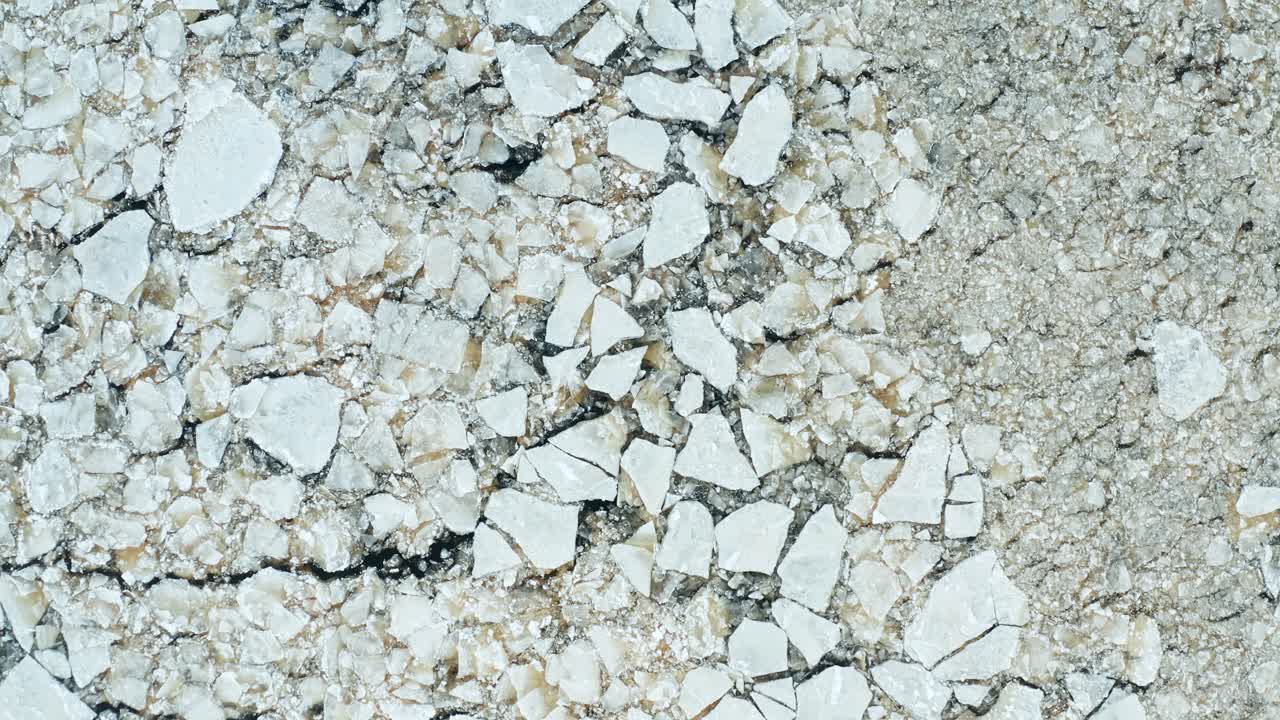 바다에 떠 있는 금이 간 빙원의 공중 비행