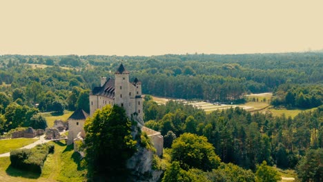 vista aérea de la mañana en el castillo real medieval bobolice