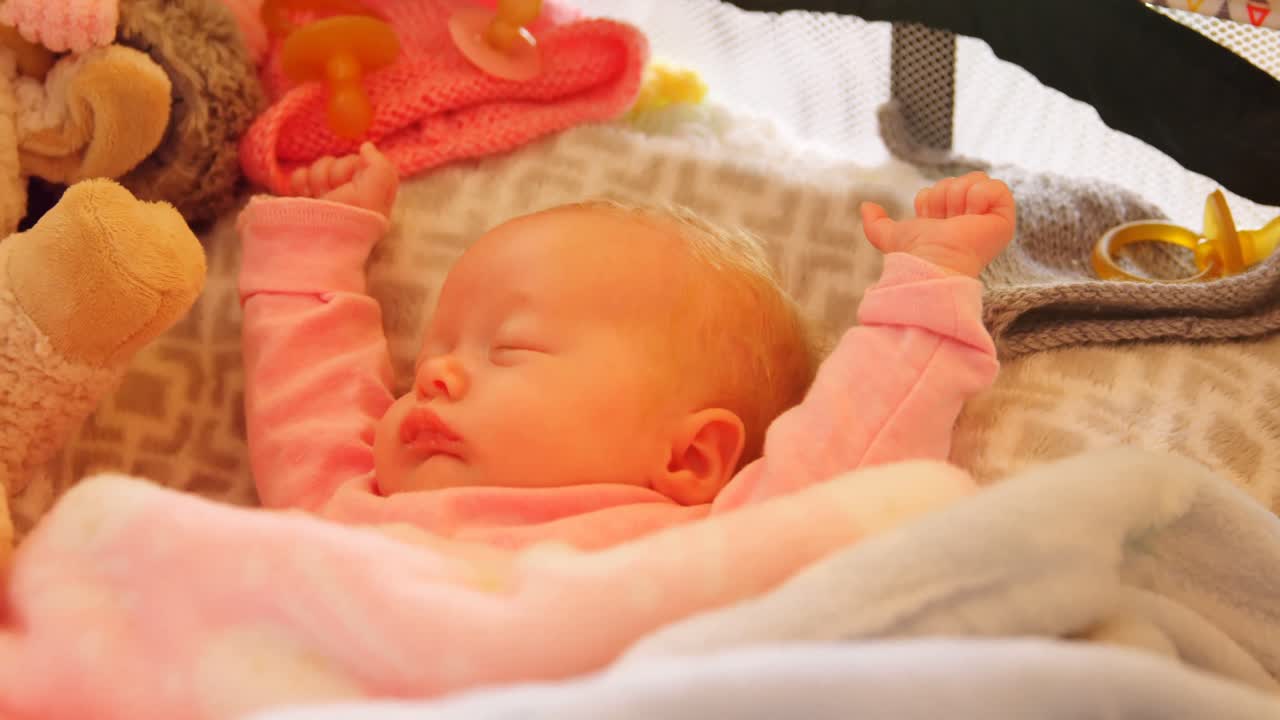 아기 침대에서 자는 아기 4k