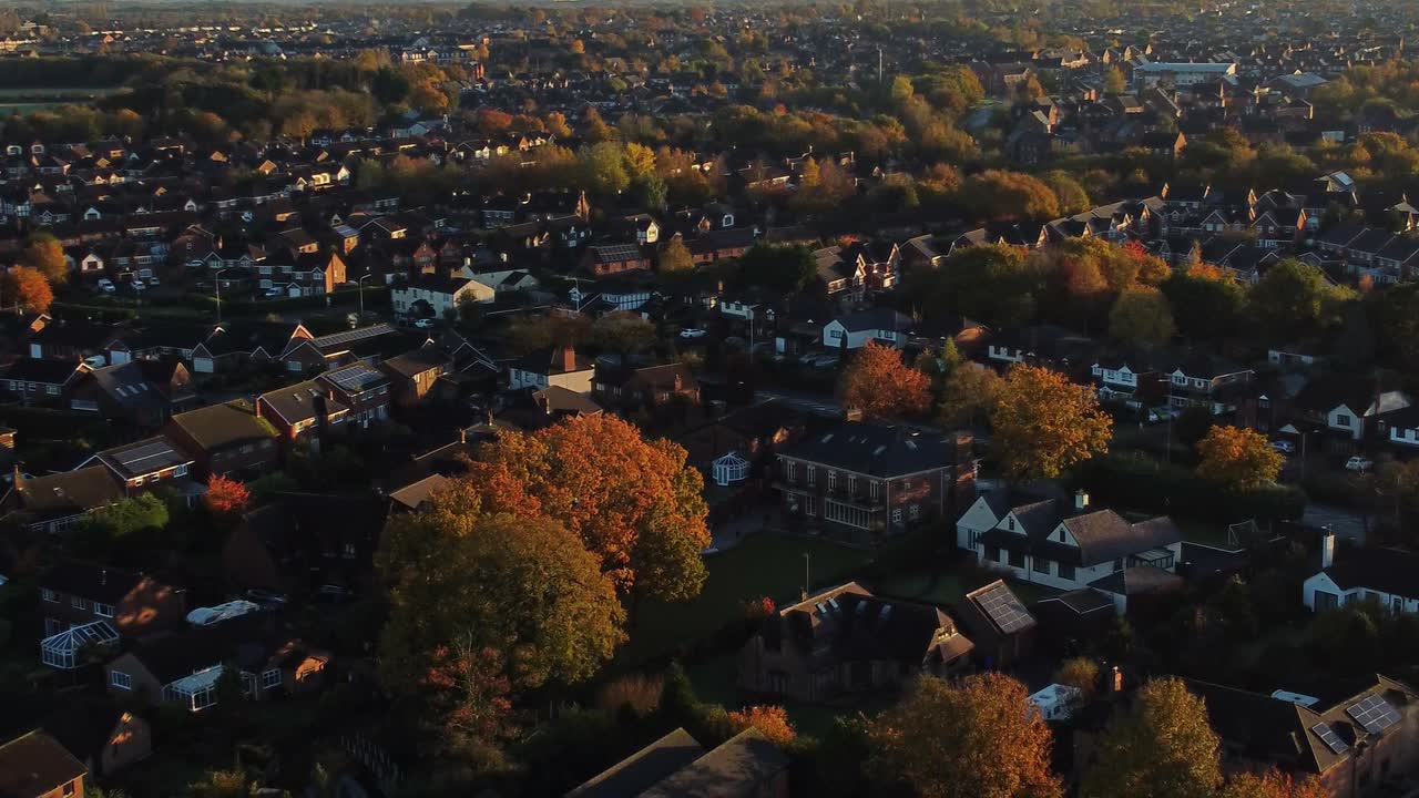 vecindario británico de viviendas vista aérea mirando hacia abajo sobre la madrugada amanecer otoño colorido bienes raíces