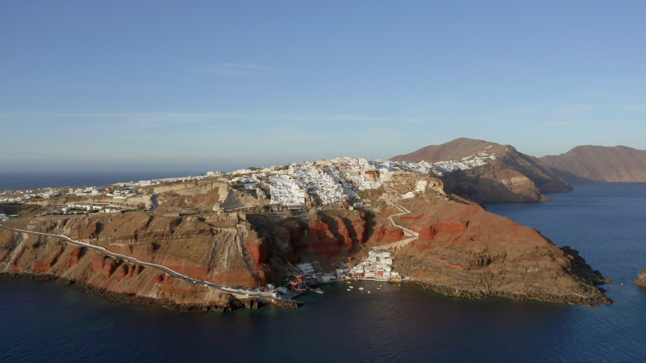 santorini, grecia: toma panorámica lenta con drones panorámicos de oia en santorini, grecia durante la puesta de sol, 4k prores