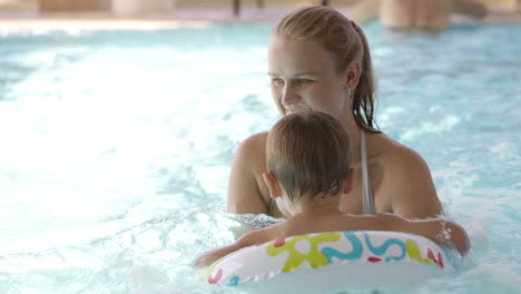 Niño-Pequeño-Tomando-Clases-De-Natación