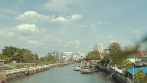 Puente-En-Explosión-Con-Una-Bonita-Vista