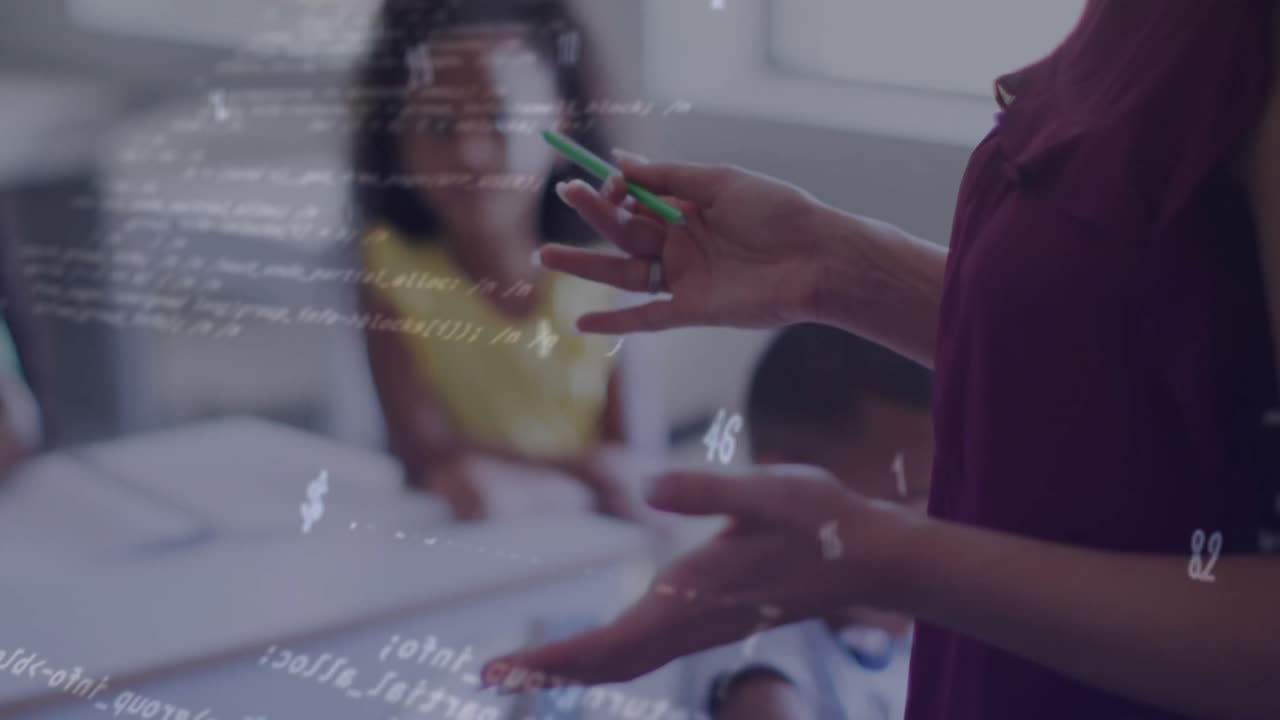 animación del procesamiento de datos sobre personas que usan teléfonos inteligentes