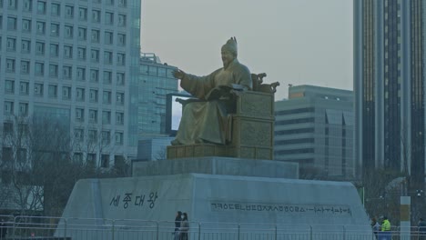 건축물과 건물이 있는 도심 속 서울 한국전통국가조각 기념비 동상