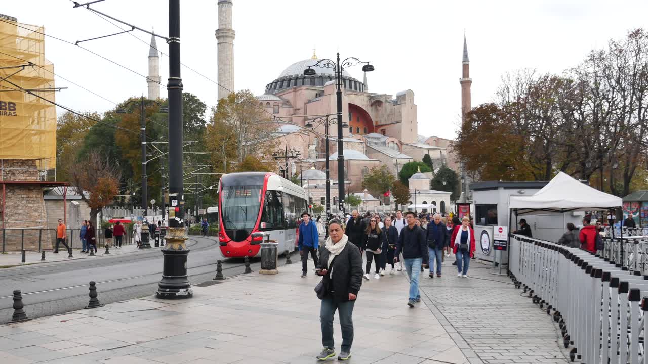 트램과 사람들이 이스탄불의 하기아 소피아 근처에서 고 있습니다.