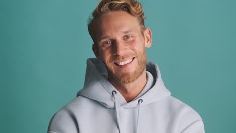 hombre guapo sonriendo y posando