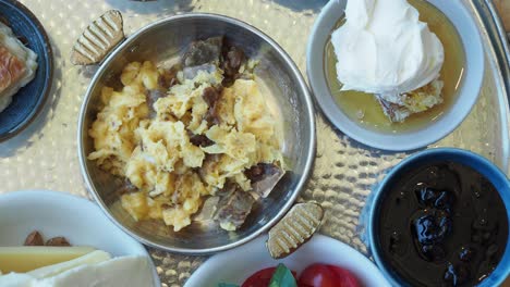 desayuno turco en una bandeja