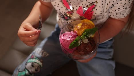 niño disfrutando de un helado de tres sabores