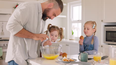 Desayuno,-Huevos-Y-Padre-Con-Hijos-Cocinando