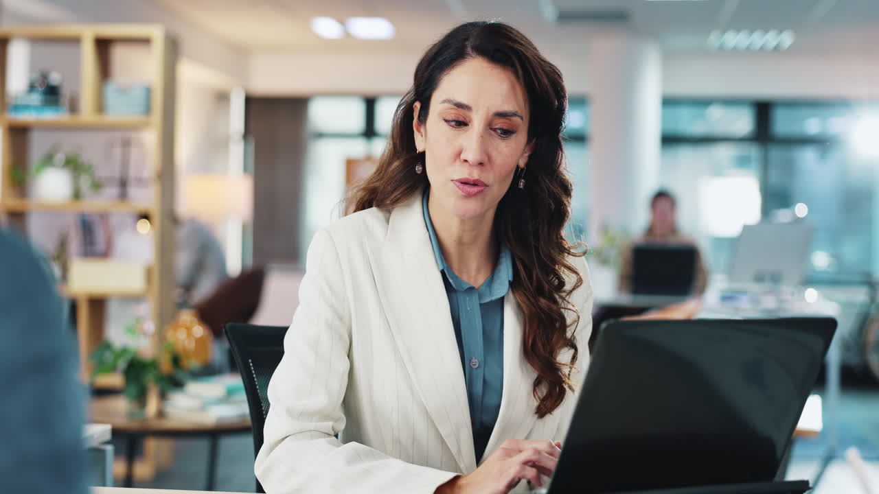 mujer de negocios presentando a un compañero de trabajo en una reunión