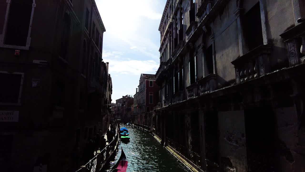 이탈리아 베니스의 일몰에 떠 있는 베네치아 주택이 있는 대운하