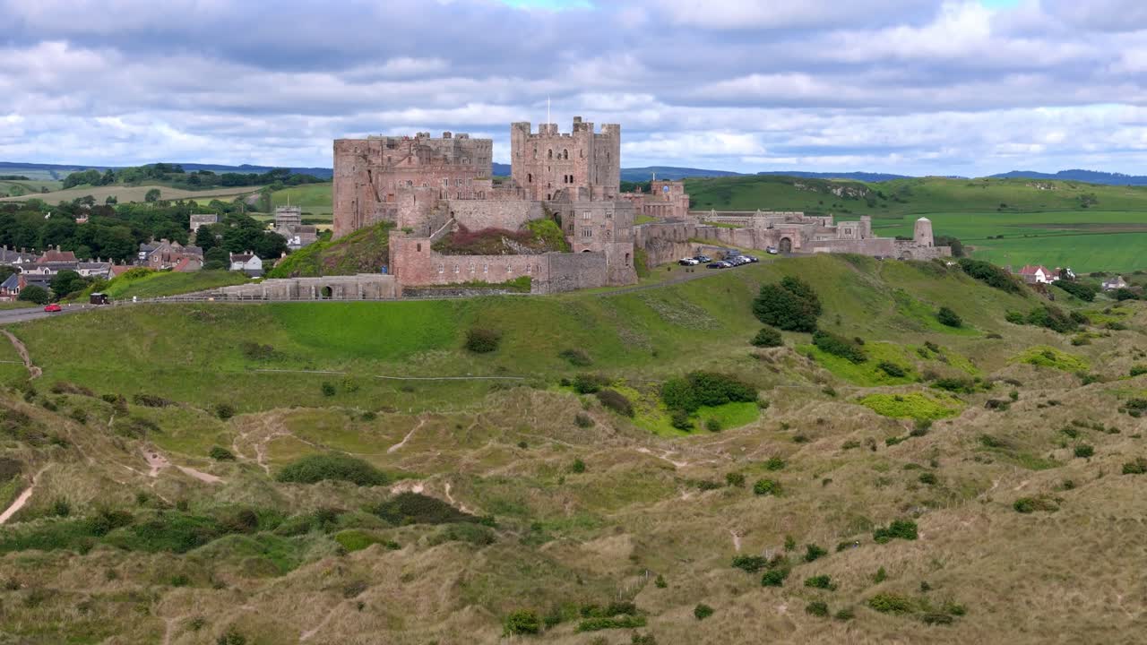 imágenes aéreas del castillo de bamburgh en verano