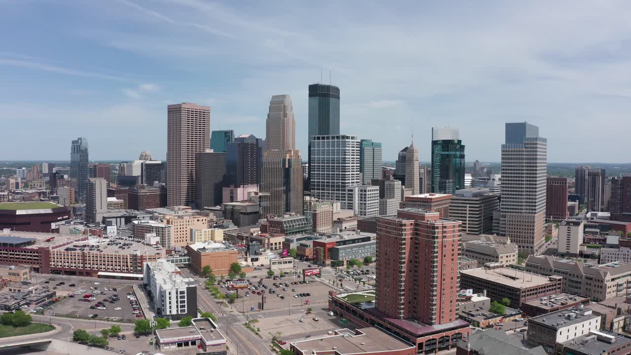 Carrellata aerea ascendente del centro di Minneapolis, Minnesota.