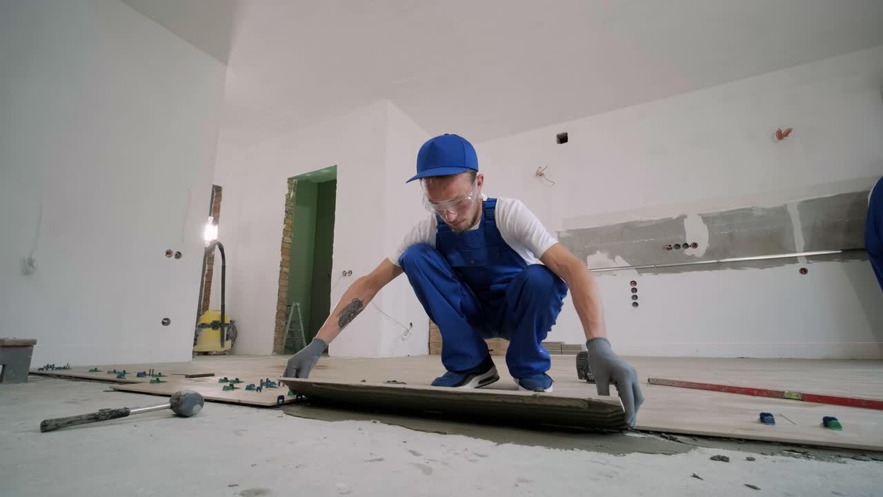 instalacja płytek ceramicznych na podłodze - pomiar i cięcie kawałków. budowa, renowacja, naprawa mieszkania. cięcie płytek. cięcie płyt