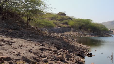 Lago-Prístino-De-Aguas-Tranquilas-Con-Fondo-De-Montaña-Durante-El-Día-Desde-Diferentes-ángulos,-El-Video-Se-Toma-En-El-Lago-Kaylana-Jodhpur-Rajasthan-India