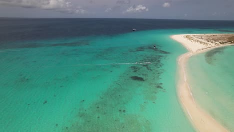 Kitesurfista-Navegando-Y-Luego-Cayendo