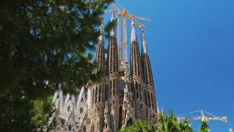 Beliebt-Bei-Touristen-Aus-Aller-Welt---Der-Tempel-Der-Sagrada-Familia-In-Barcelon