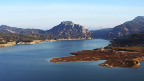 Vista-Aérea-Del-Lago-Y-La-Montaña-Rocosa