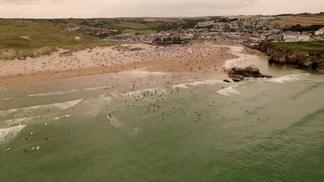 Der-Strand-Von-Perranporth-Ist-Vollgepackt-Mit-Sommersurfern-Und-Urlaubern,-Luftaufnahme-Von-Cornwall,-Großbritannien