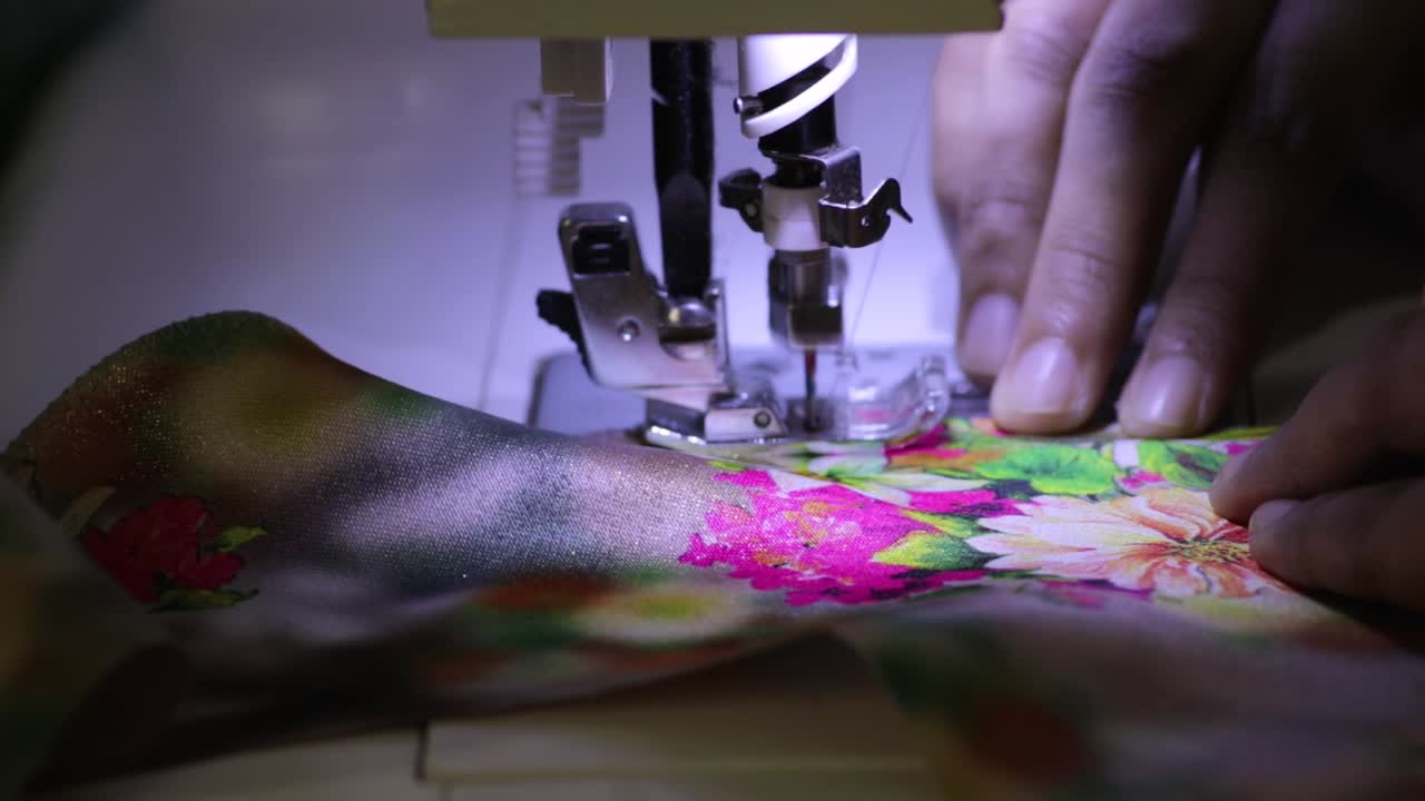 재봉틀 작업의 빠르고 자동적인 재봉 공정은 재봉틀 여성과 그녀의 공정 b 롤 클립