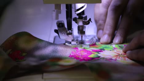 proceso de costura rápido y automático de un trabajo de máquina de coser por una sastrería y su clip de rollo de proceso b