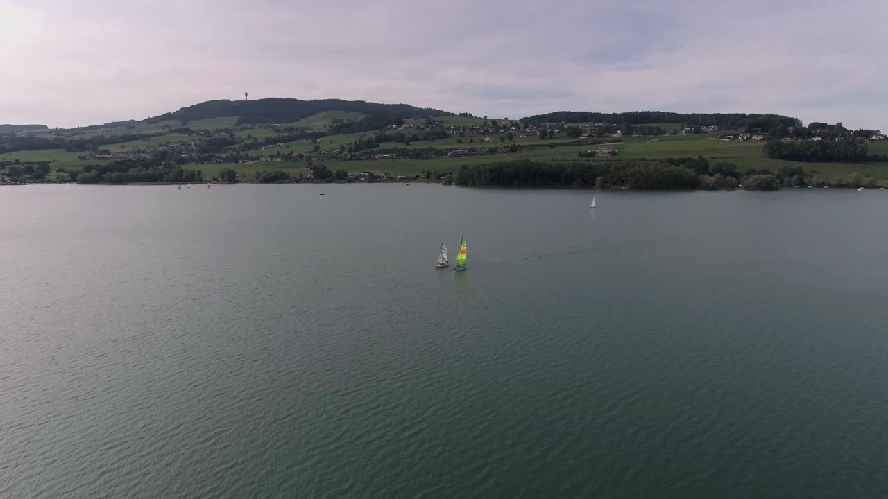 흐린 날, 스위스 그뤼에르 호수의 범선 위로 비행