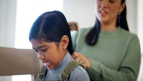 Zuhause,-Mädchen-Und-Mutter-Bürsten-Haare