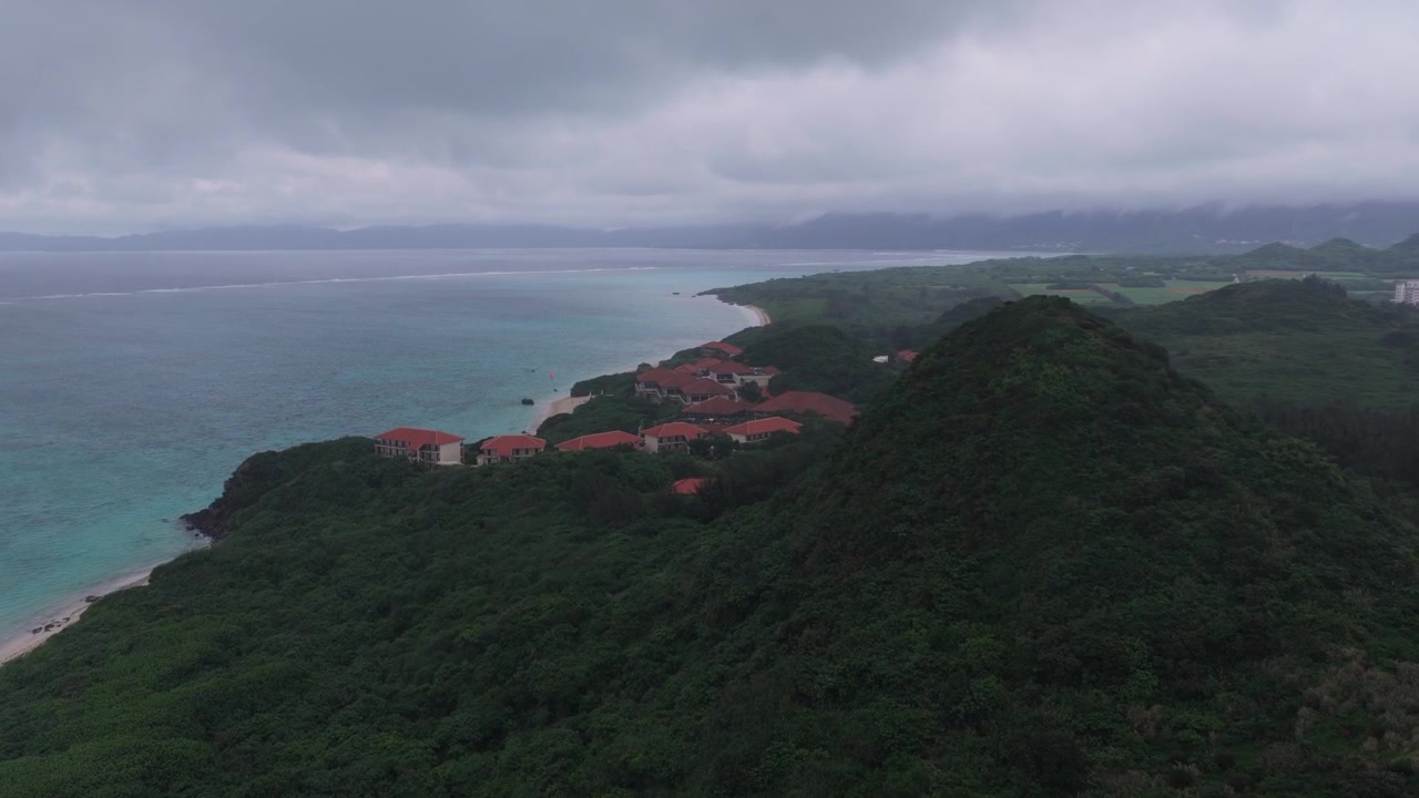 Riprese aeree orizzontali che avanzano mentre si spostano a sinistra sopra l'isola di Hirari, il Club Med Resort e la spiaggia di Kabira, isola di Ishigaki, Okinawa, Giappone.
