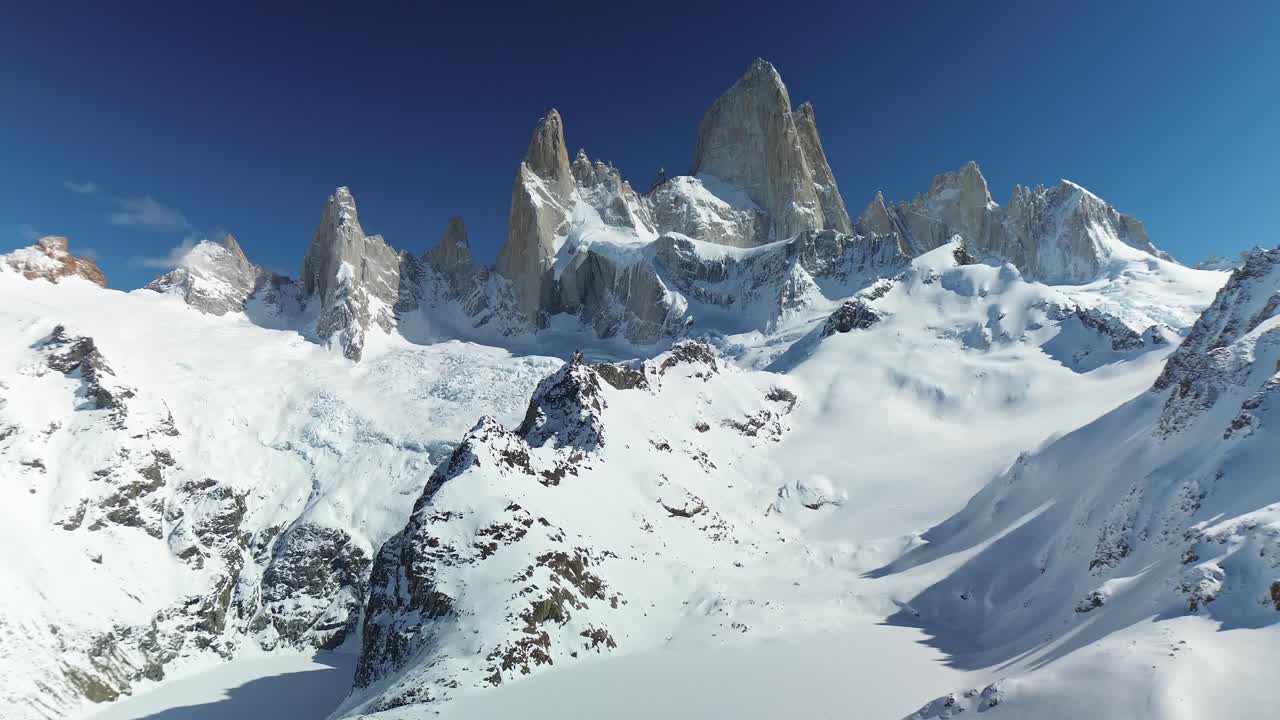 Vista aerea del monte Fitz Roy innevato contro un cielo blu durante una giornata di sole in Patagonia, Ande, Argentina - vista panoramica.