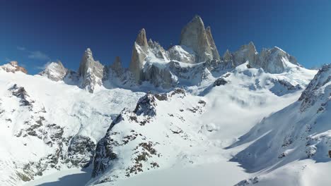 Luftaufnahme-Des-Schneebedeckten-Fitz-Roy-Berges-Vor-Blauem-Himmel-An-Einem-Sonnigen-Tag-In-Patagonien,-Anden,-Argentinien---Panoramablick