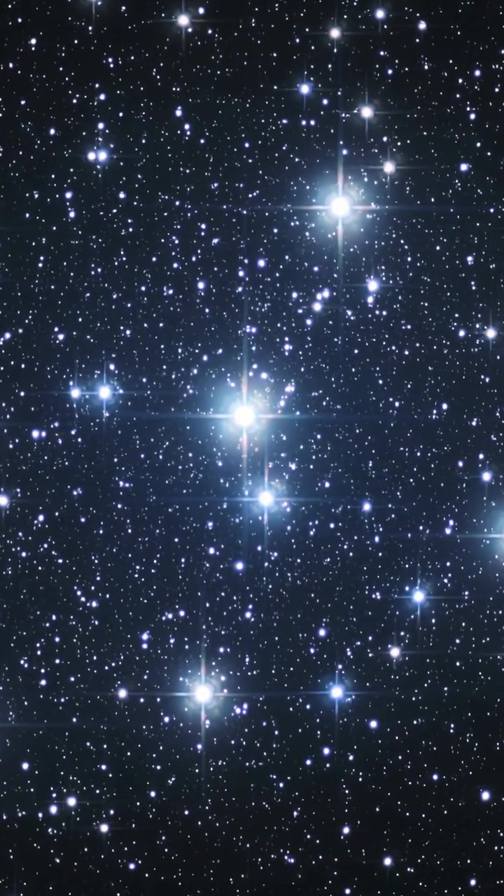 Video verticale: Telescopio che traccia e filma un ammasso stellare blu di notte per studiare i raggi di diffrazione.