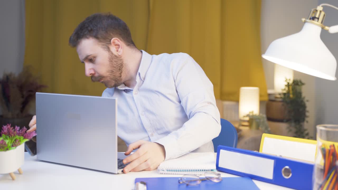 el trabajador de oficina en casa encuentra lo que está buscando en la mesa.