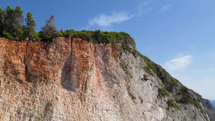 Volo lungo la scogliera vicino a Mizithra nel Mar Ionio.