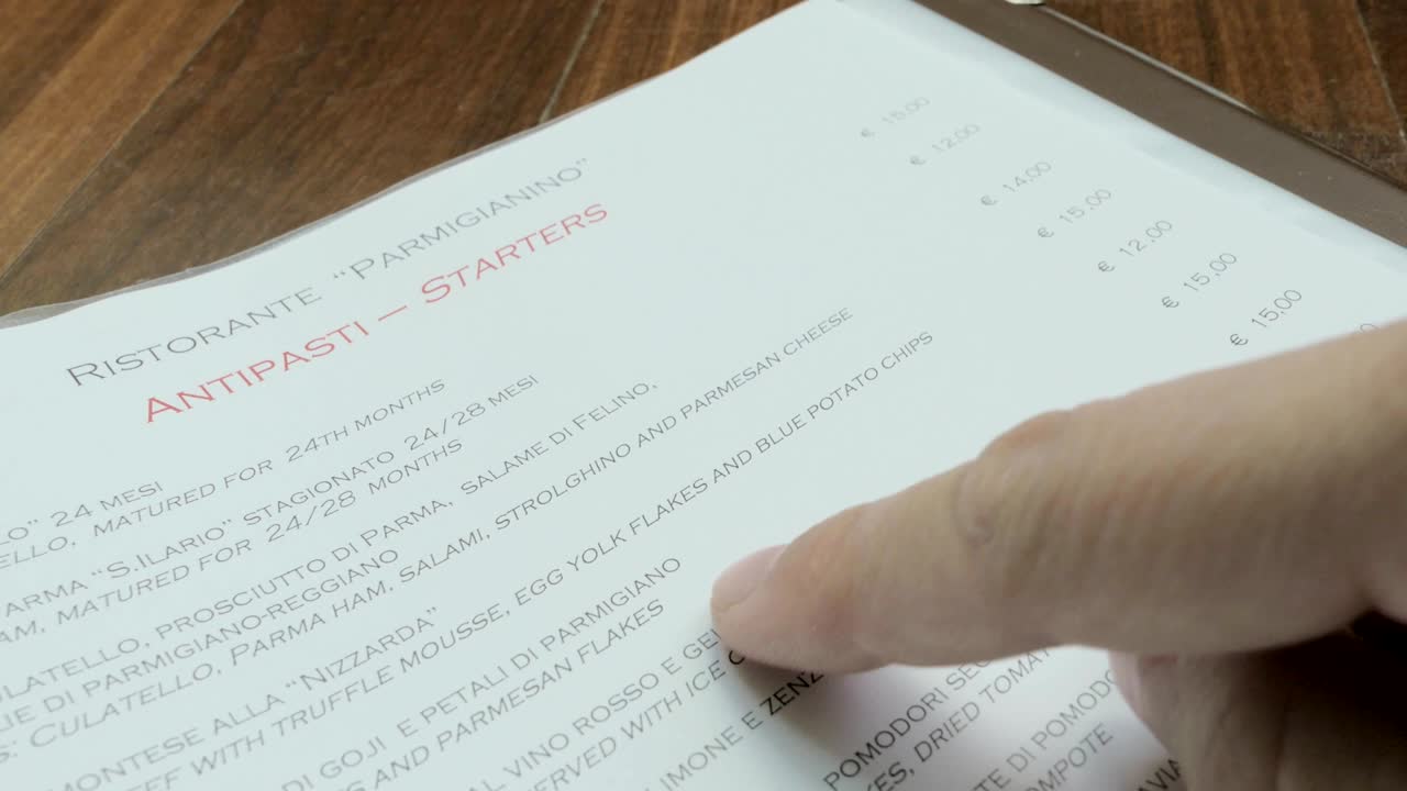 navegando por el menú en el restaurante con el dedo, los precios