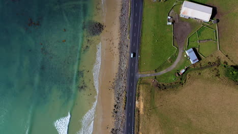 ángulo descendente drone van conduciendo en la costa de la isla sur de nueva zelanda