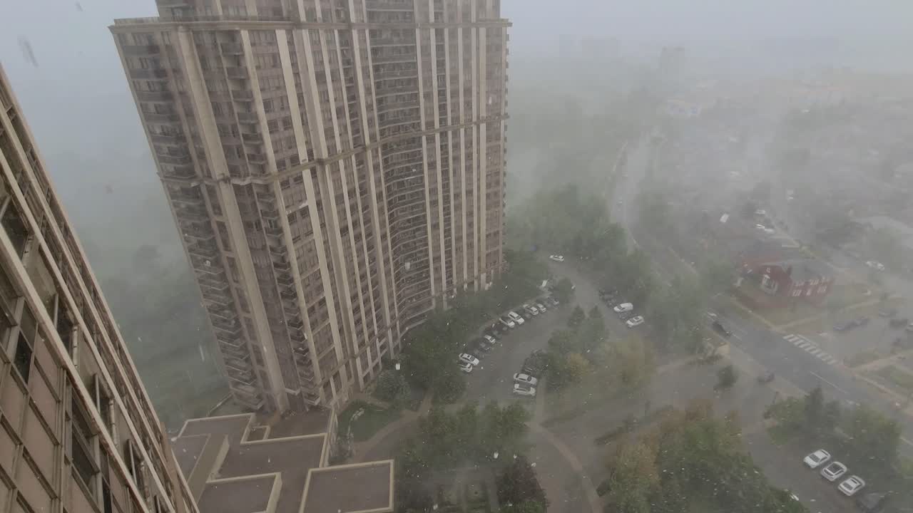 fantástico y poderoso punto de vista de la tormenta de viento y lluvia de la naturaleza salvaje, mirando por la ventana desde un edificio alto con vista al clima de granizo con granizo cayendo y una atmósfera de niebla