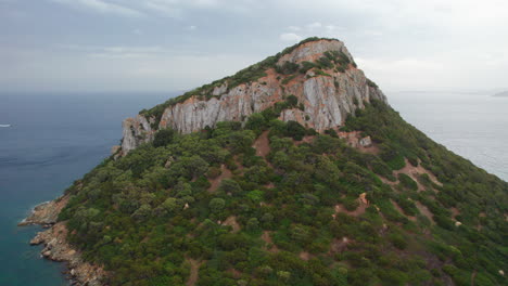 Farben-Des-Paradieses:-Figarolos-Azurblaues-Wasser,-Der-Schillernde-Berg-Und-Darüber-Hinaus