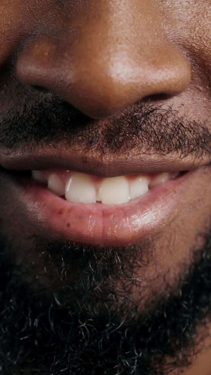 primer plano de un hombre sonriendo