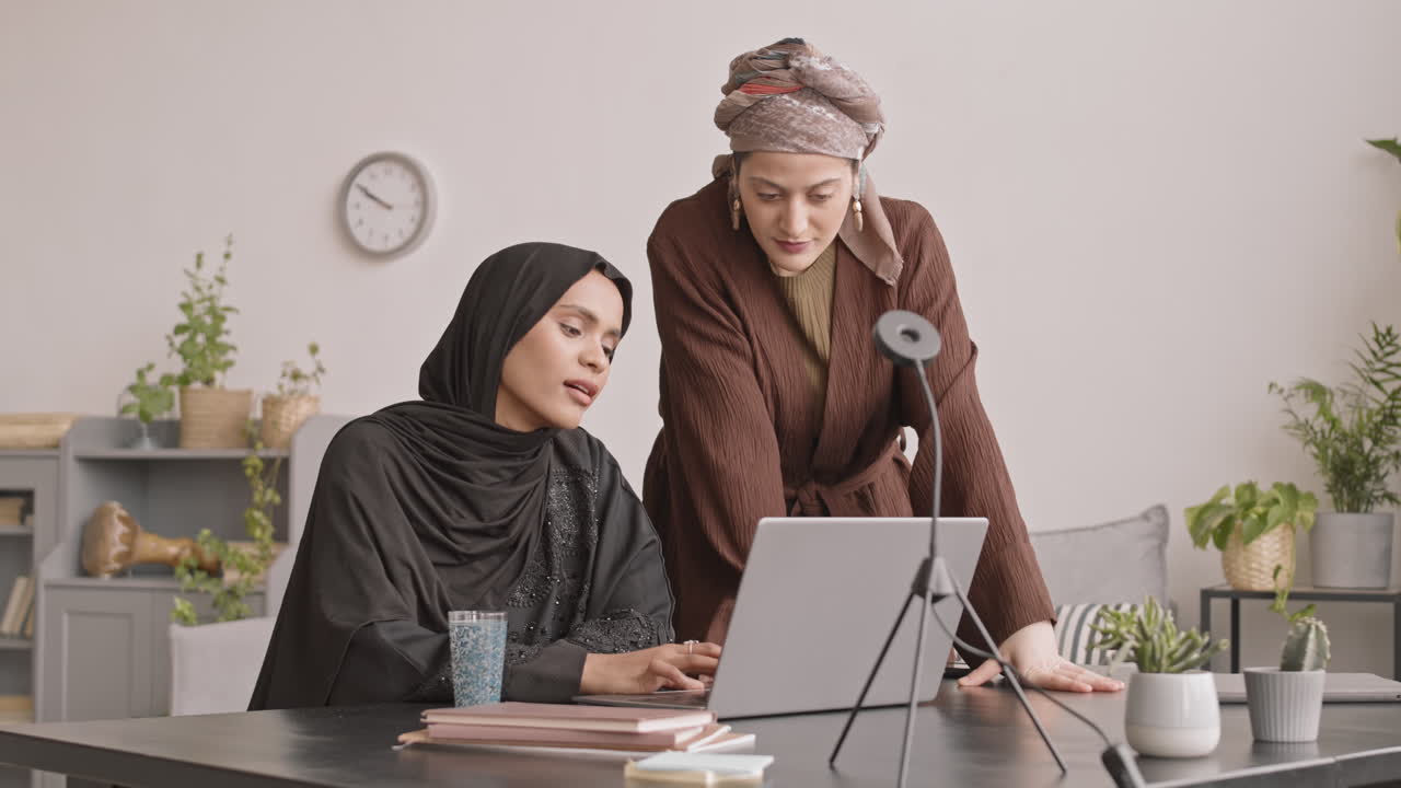 Wanita Arab Mengobrol dan Bekerja di Laptop dari Rumah