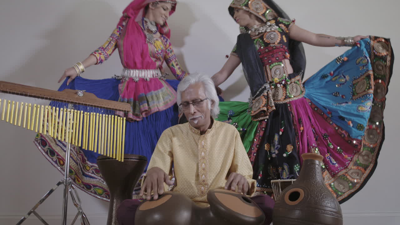 músico de percusión indio con bailarines 05