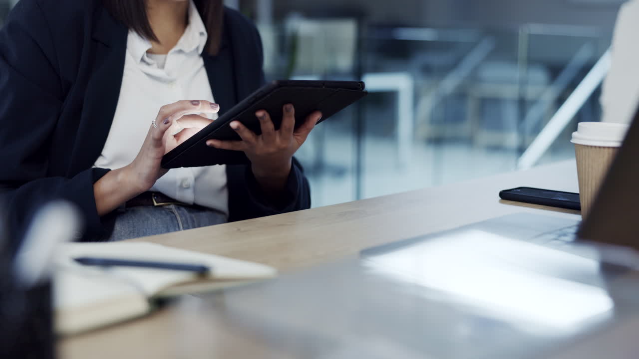mujer de negocios, manos y tableta por la noche