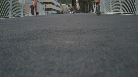 atletas en forma que corren y trotan para estar en forma