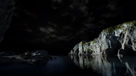 fiordo con nubes oscuras de tormenta